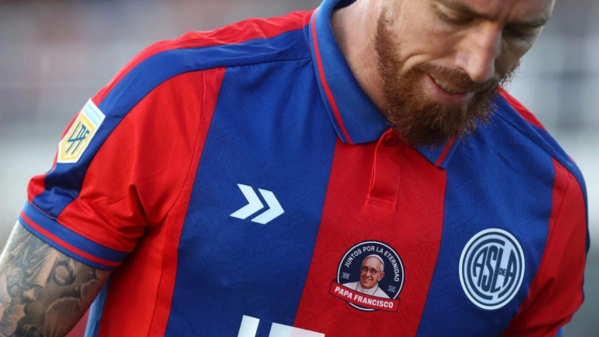La muerte del Papa Francisco dejó de luto al mundo del fútbol internacional