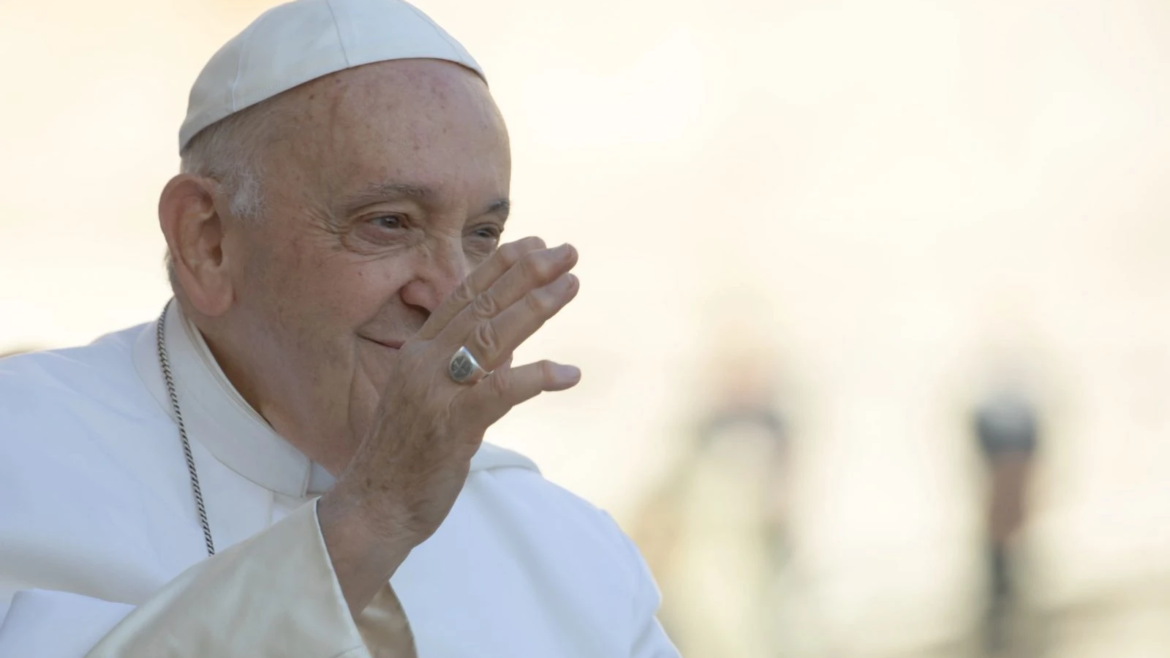 Una larga amistad y un abrazo inolvidable: El día que el Papa Francisco se olvidó que era Papa
