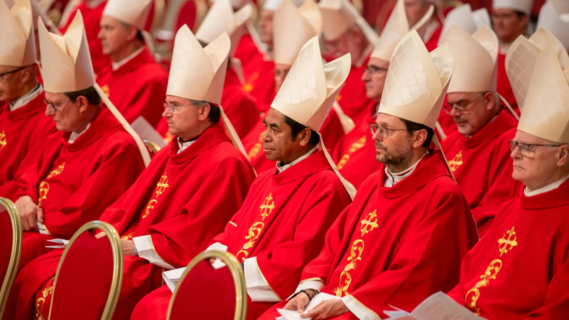 En vísperas del cónclave, los cardenales piden oraciones por la paz en el mundo