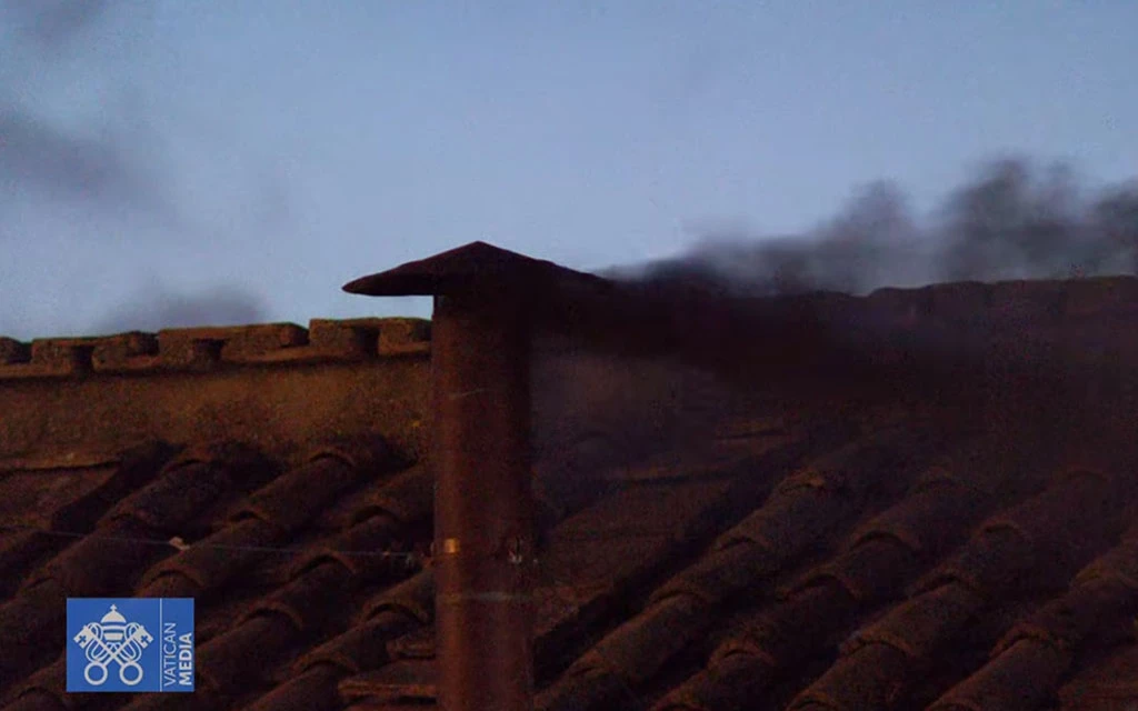 “Fumata negra” al final del primer día del cónclave