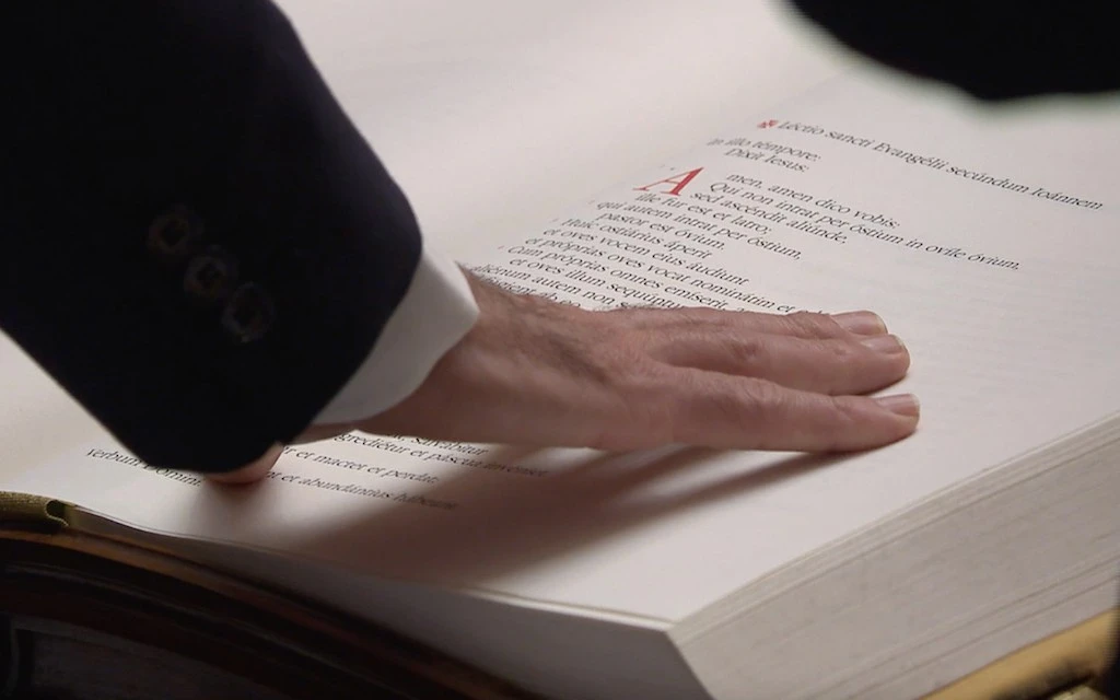 El juramento de ascensoristas, confesores y personal de limpieza que participan en el cónclave