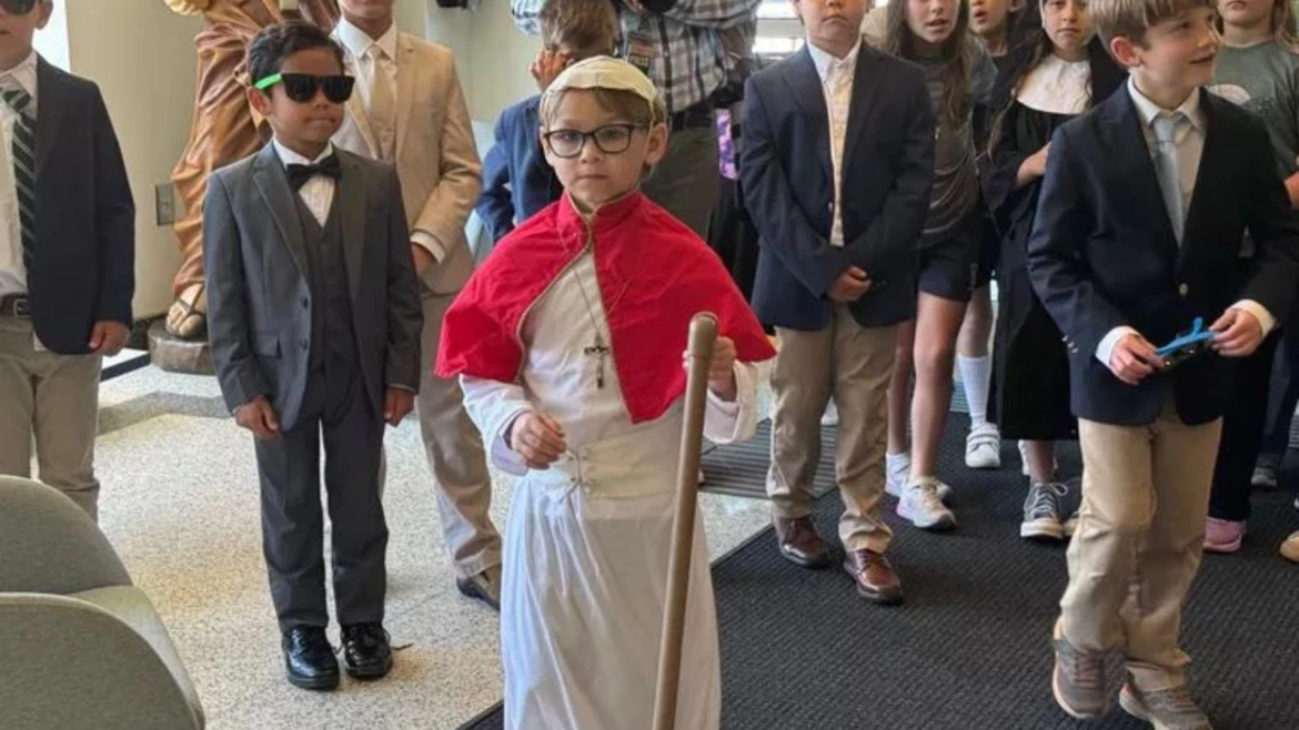 Habemus Papam!: Un alumno de segundo grado es elegido “Papa” en una escuela de Estados Unidos