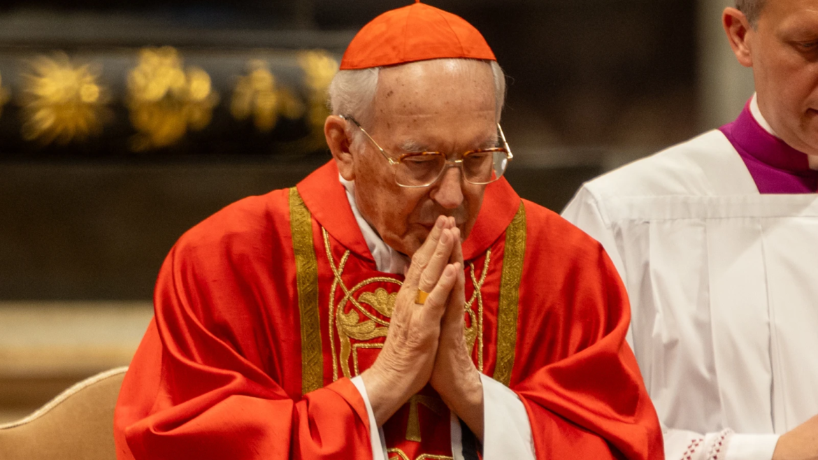 El Cardenal Re pide oraciones “por la elección del Papa que la Iglesia de hoy necesita”