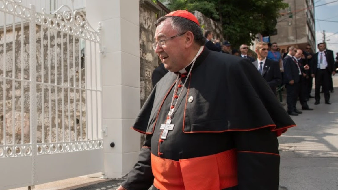VIDEO: A pesar de sus problemas de salud, el único cardenal bosnio cumplió su juramento en la Capilla Sixtina