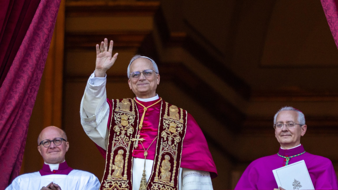El Cardenal Robert Prevost, que pasó años de misión en Perú, es elegido Papa y adopta el nombre de León XIV
