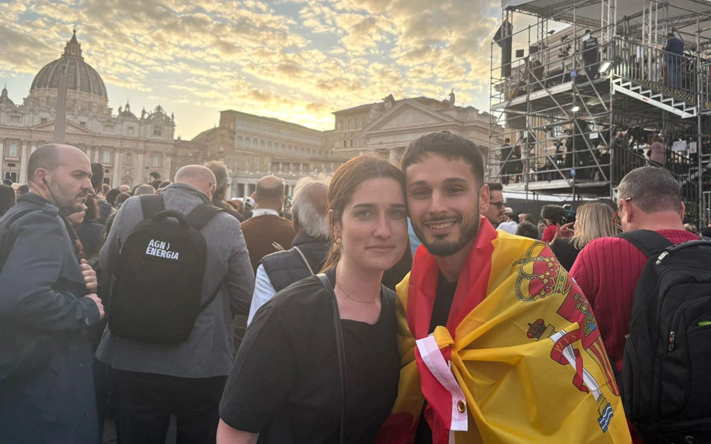Así se vivió la intensa espera de la fumata negra entre la multitud en el Vaticano