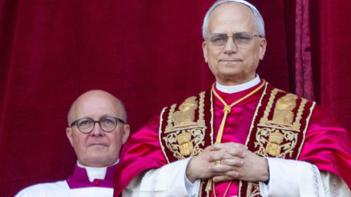 León XIV confirma los cargos de la curia "hasta que se disponga lo contrario"