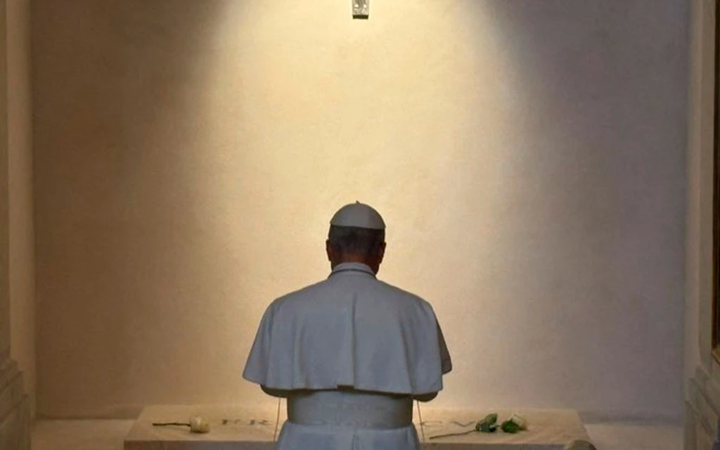 El Papa León XIV reza ante la tumba del Papa Francisco en Santa María la Mayor