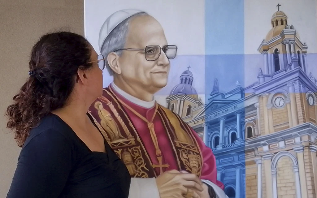 Artista argentina que pintó a Francisco presenta el primer retrato del Papa León XIV