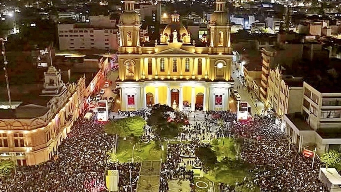 “¡El Papa es chiclayano!”: Más de 10.000 fieles celebran Misa histórica por la elección de León XIV