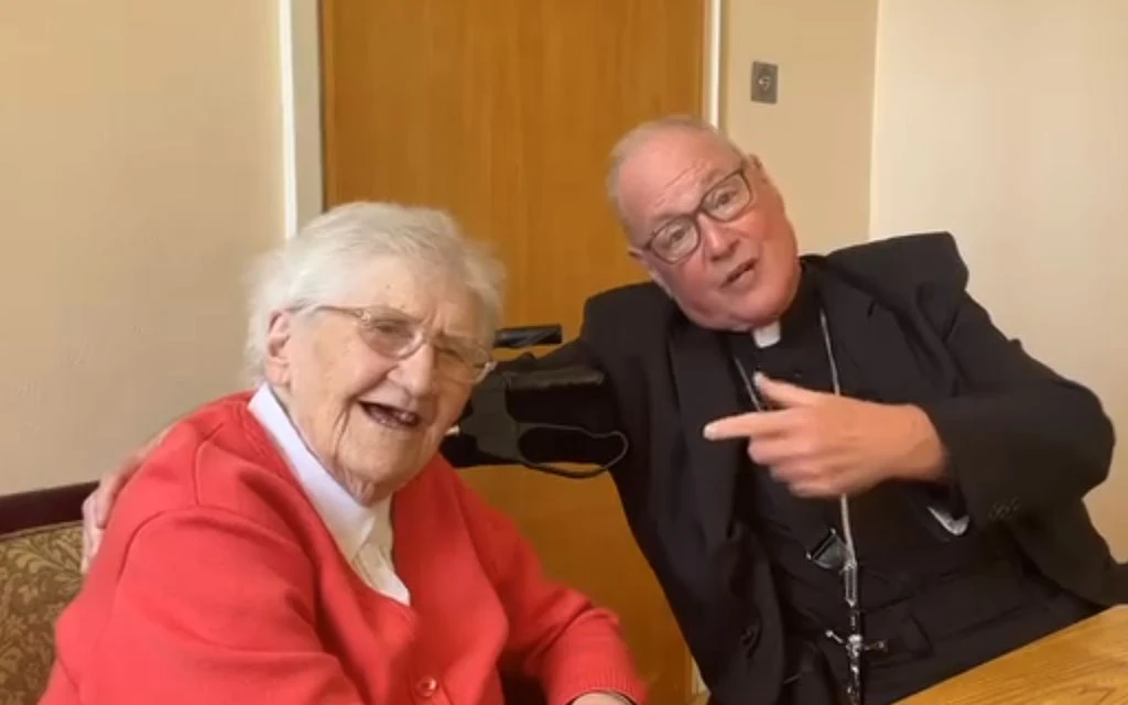 Cardenal Dolan visita a religiosa de 100 años que le enseñó a “amar y servir al Señor”