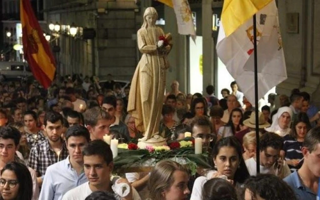 Rosario por la Juventud de España reza por el Papa León XIV en su quinta edición 