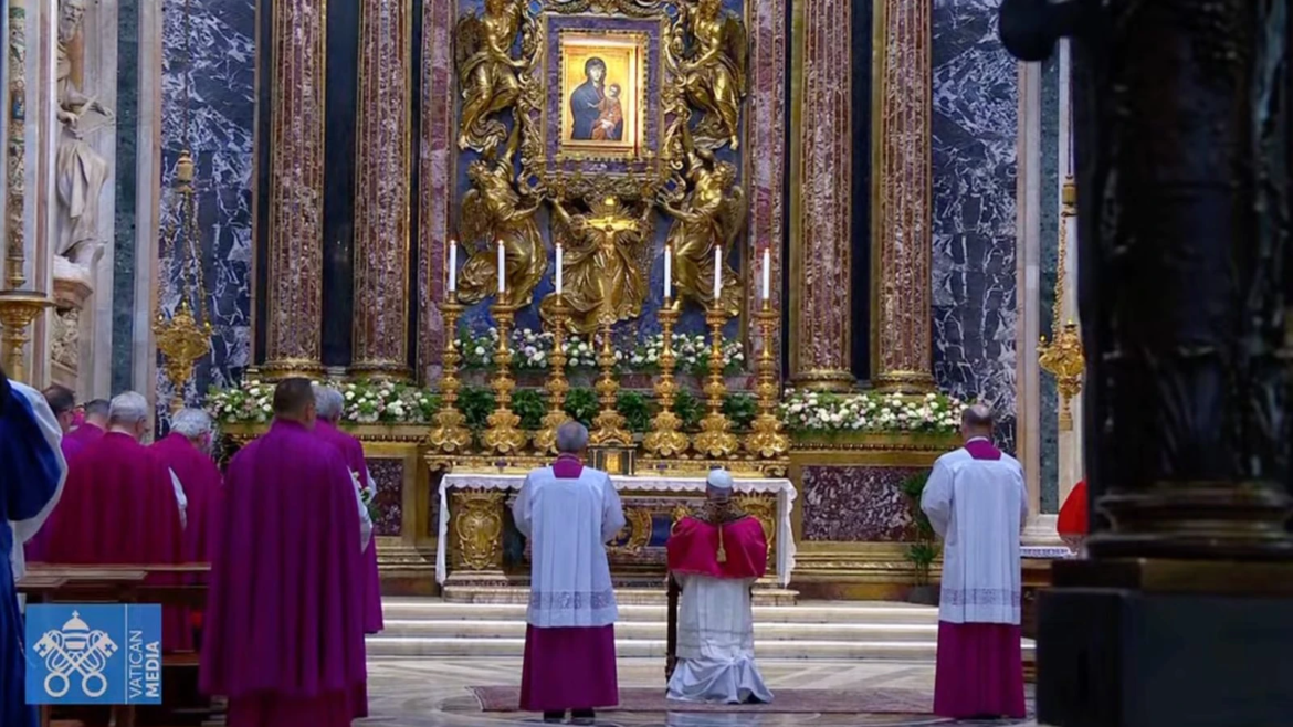 León XIV reza ante el icono de la Salus Populi Romani en la Basílica Santa María la Mayor