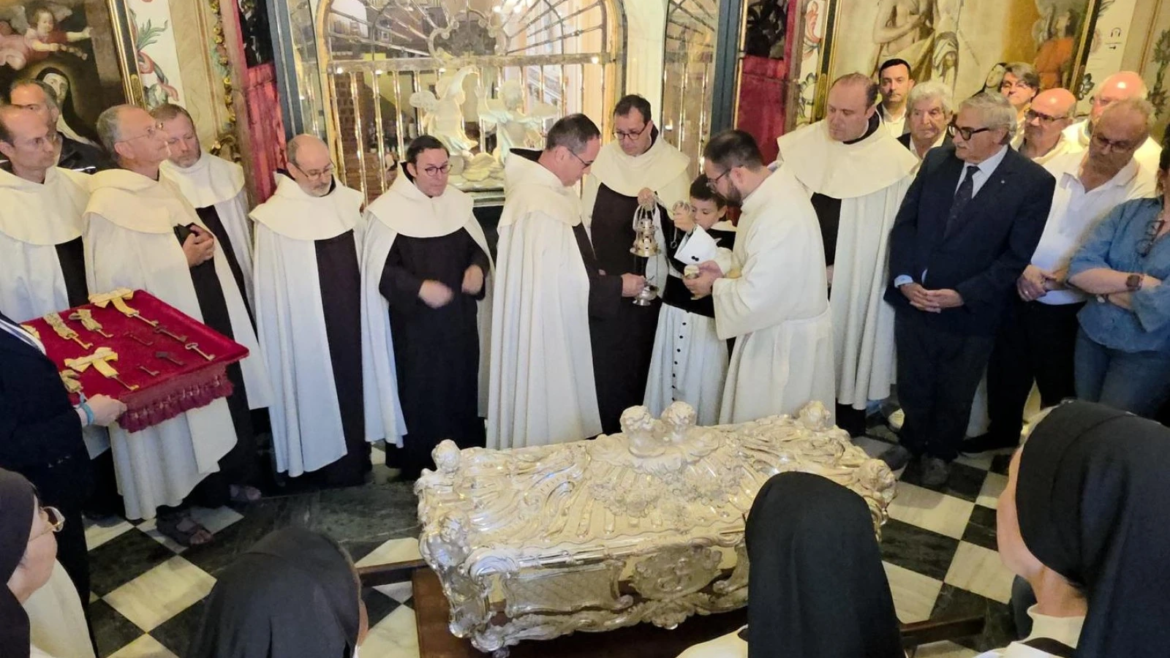 Más de 90.000 personas veneraron el cuerpo expuesto de Santa Teresa de Jesús