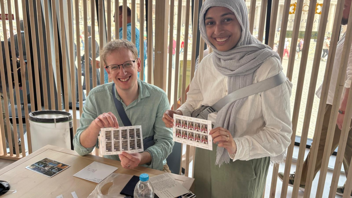 Curiosos y coleccionistas: los primeros compradores de los sellos del Papa León XIV