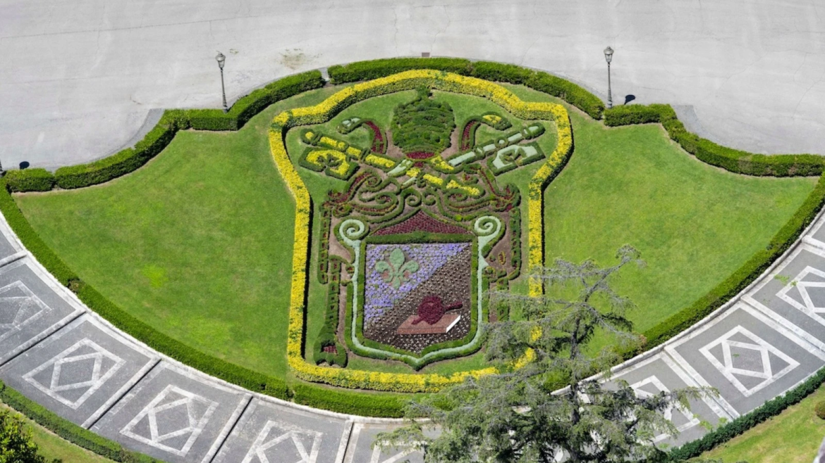 El escudo de León XIV ya luce en los jardines vaticanos