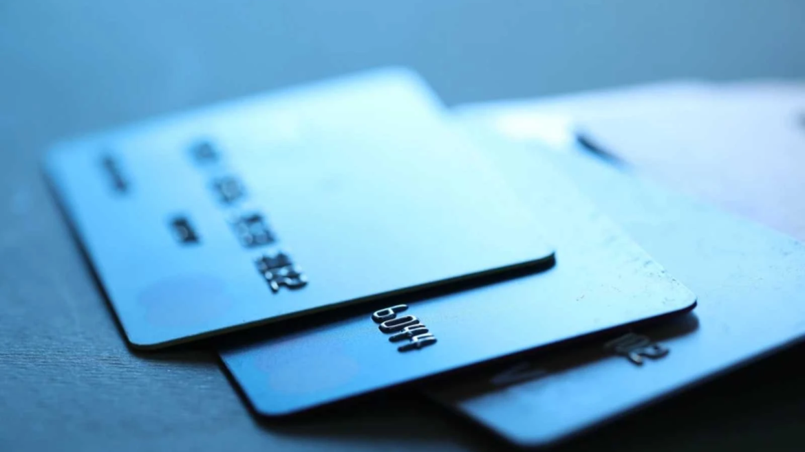 Demanda alega que contadora de organización católica robó millones usando facturas y tarjetas de crédito