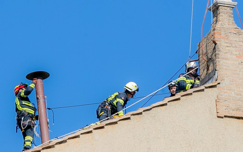 Instalan la chimenea por donde saldrá la "fumata blanca" que anunciará al nuevo Papa