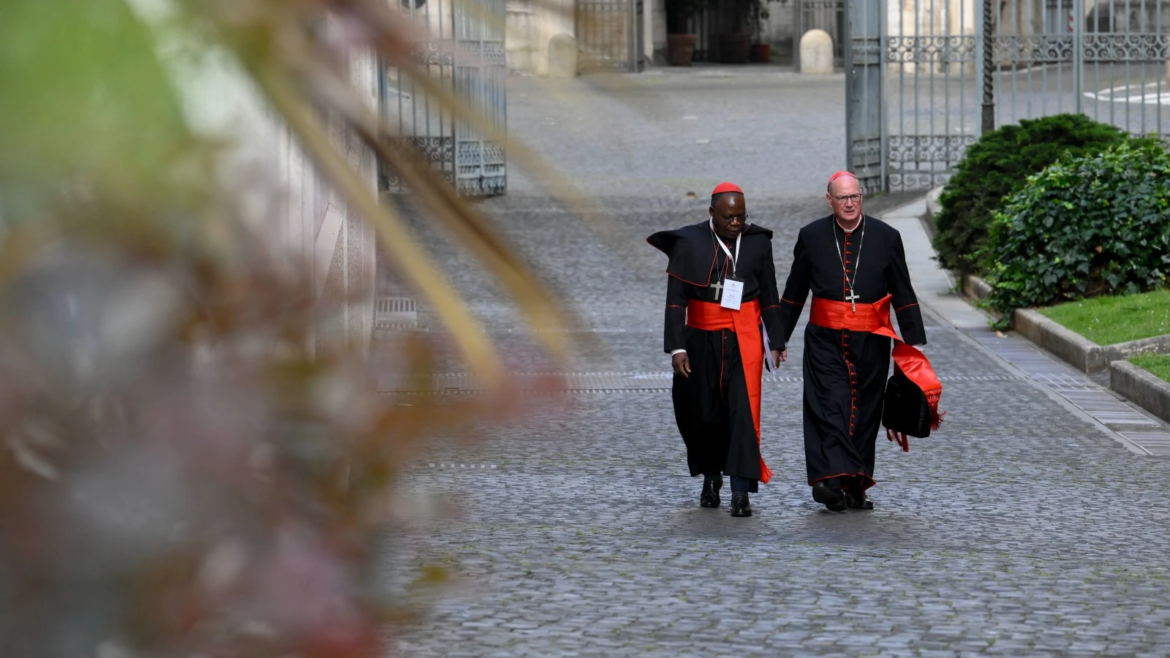 Los cardenales celebran dos congregaciones generales en un día a las puertas del cónclave