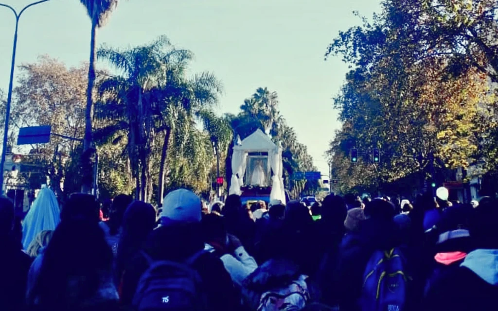 “Nadie puede sentirse inútil en la Iglesia”, recuerda arzobispo ante miles de peregrinos