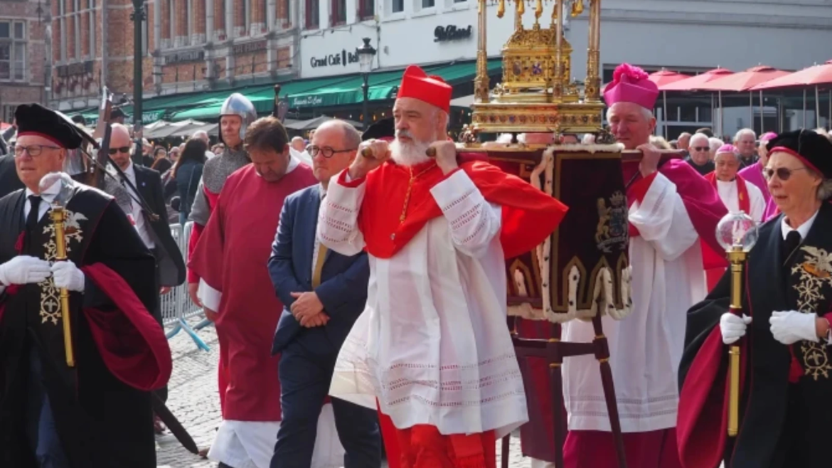 FOTOS: Más de 45.000 fieles participan en la histórica Procesión de la Santa Sangre en Brujas