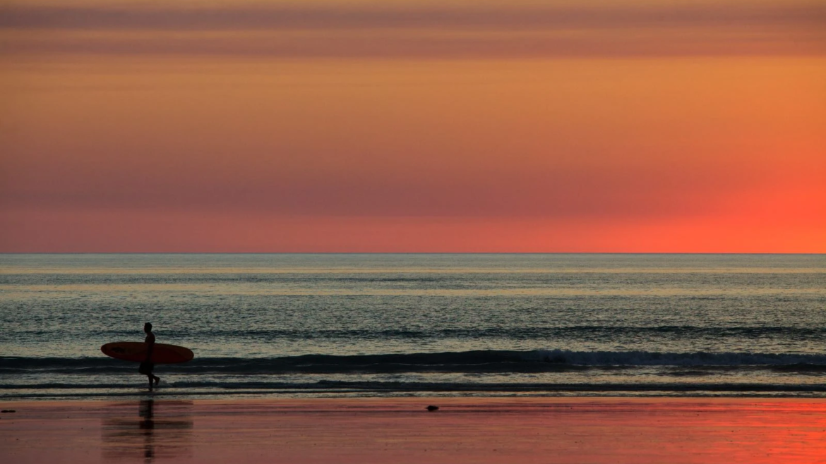 Sacerdote surfista realiza su segundo rescate en el océano, salvando a un padre y a su hijo