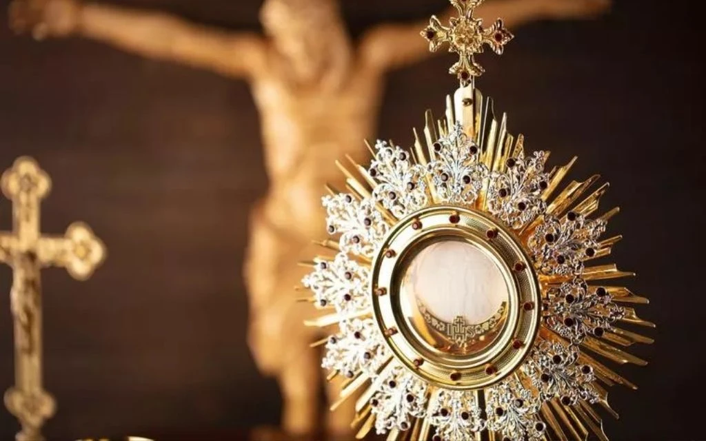 La Eucaristía ridiculizada en televisión y blanco de manifestantes: ¿Cómo deben responder los católicos?