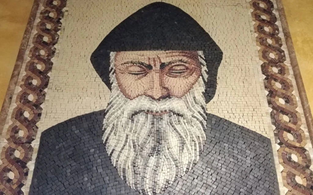 Sacerdote lleva reliquia de San Charbel a Miguel Uribe y ora por el milagro de su recuperación