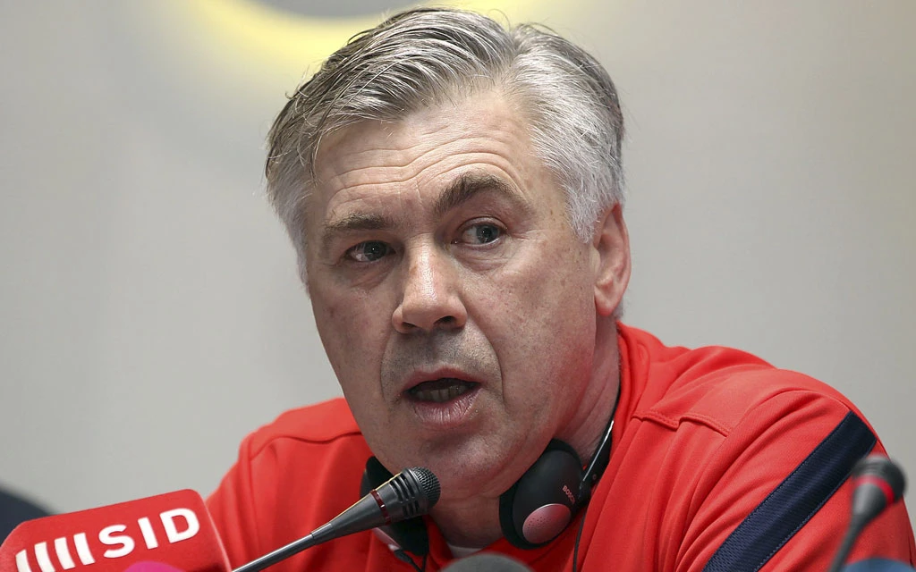 VIDEO: Bendicen a Ancelotti a los pies del Cristo Redentor y le obsequian un rosario en Brasil
