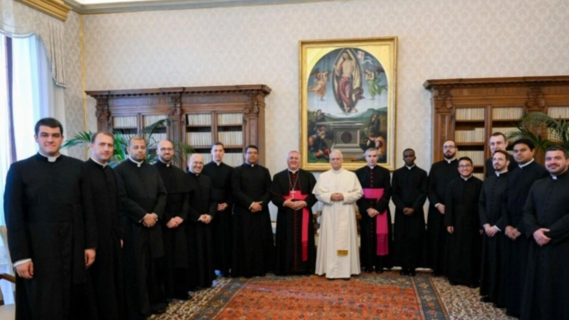 El Papa León XIV pide a los futuros diplomáticos del Vaticano “capacidad de escucha”