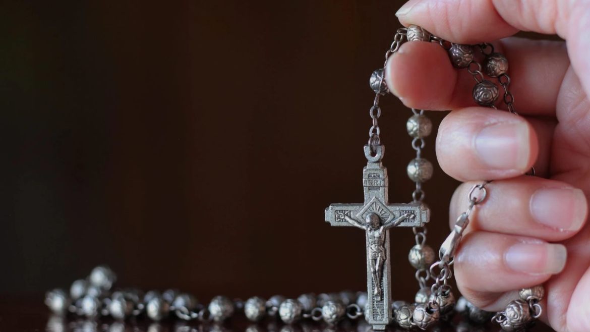 Nuevo estudio: El Rosario rivaliza con la meditación moderna en beneficios para la salud mental