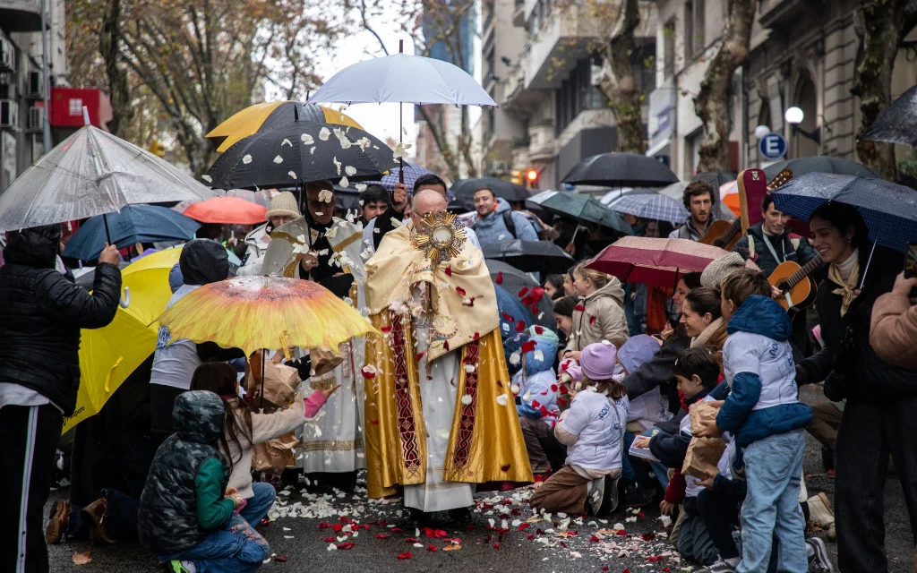La lluvia no impidió que Montevideo renueve su consagración al Sagrado Corazón en Corpus Christi