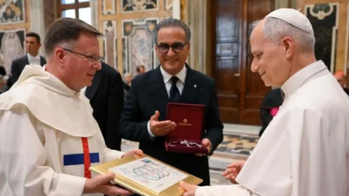 Esta es la cruz que representa la Trinidad, donada a León XIV “por la orfebrería de los Papas"
