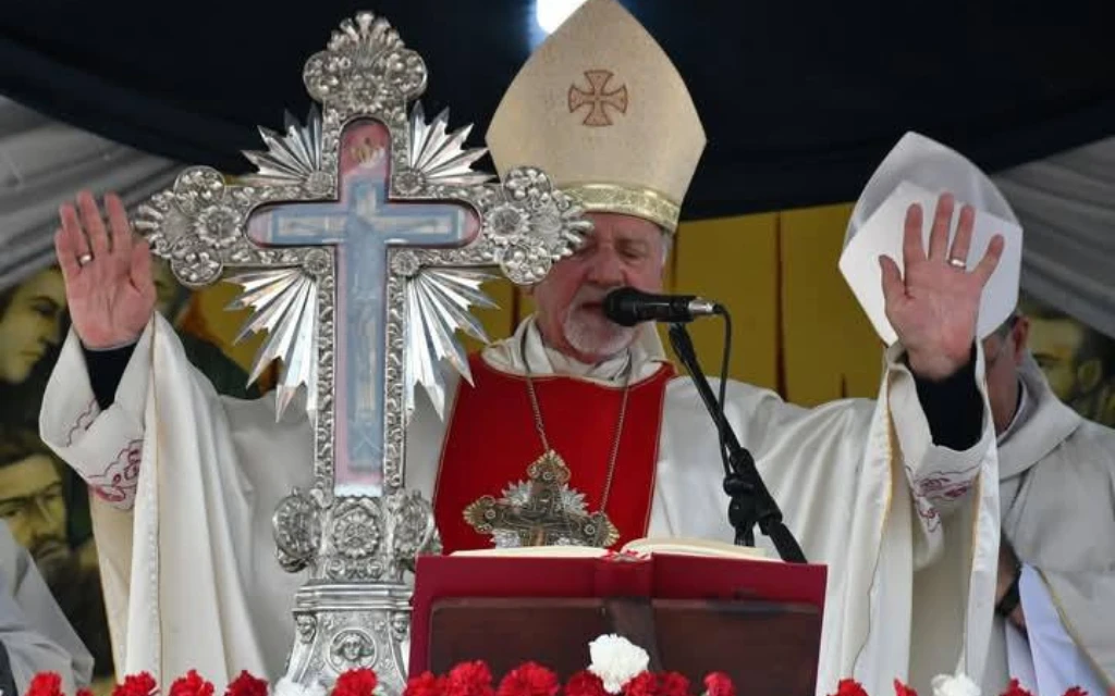 Cardenal argentino anima a construir una sociedad más justa ante el Señor de los Milagros de Mailín