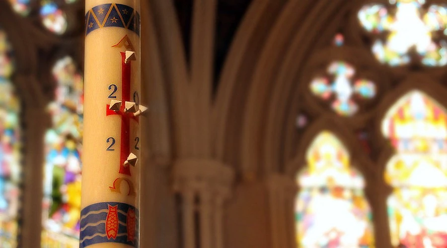 ¿Qué se hace con el cirio pascual después de Pentecostés?