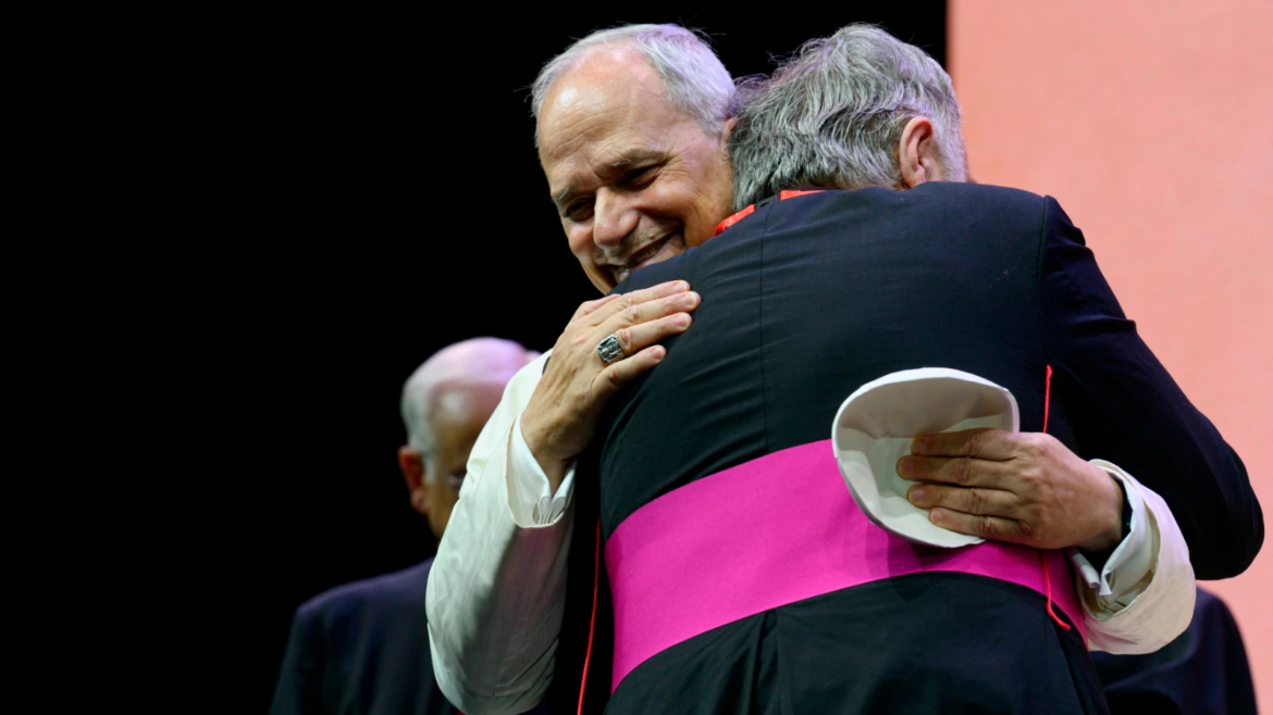 “¿Me da un abrazo?”: sacerdote emociona al Papa León XIV