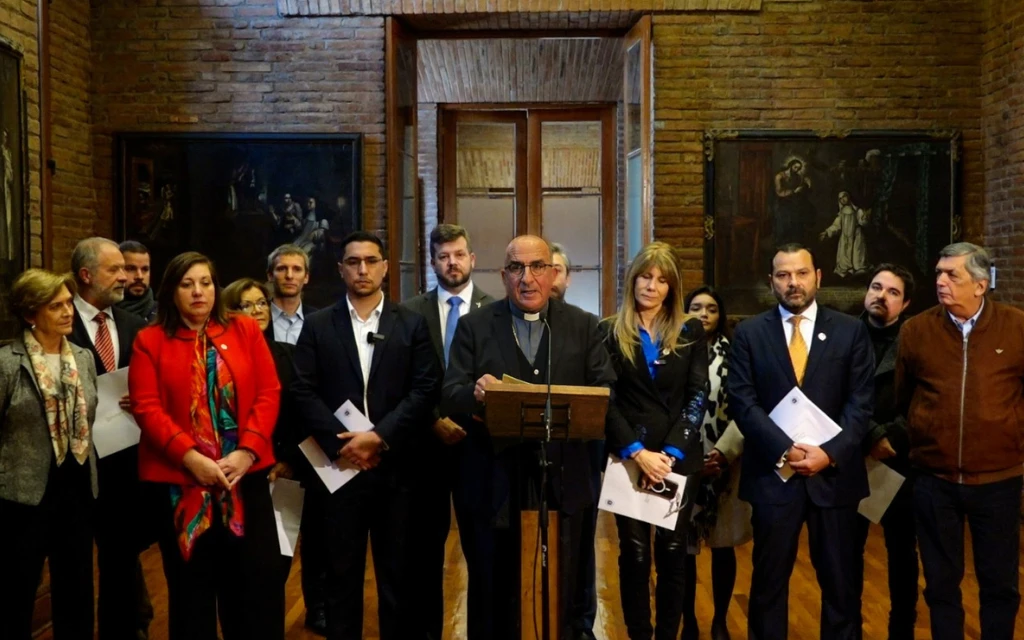 Cardenal chileno anima a candidatos presidenciales a hacer de las elecciones “una clase magistral de humanidad”