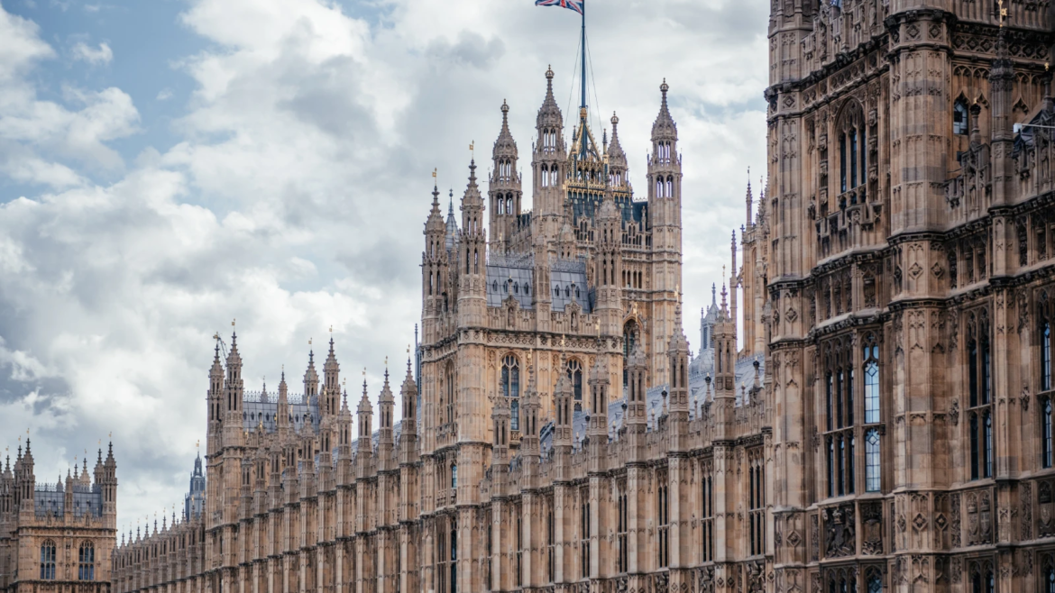 Político británico critica a sacerdote por negarle la comunión tras votar a favor del suicidio asistido