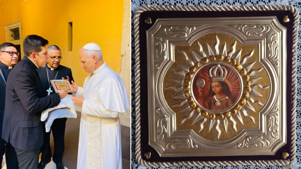 Papa León XIV se conmueve al recibir imagen del Divino Niño del Milagro de sacerdote que él ordenó