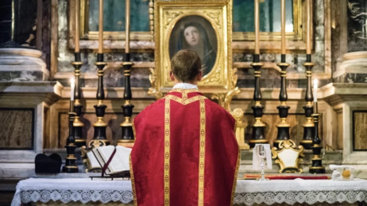 Obispo de EE.UU. posterga restricciones a la Misa Tradicional en Latín tras reacción negativa