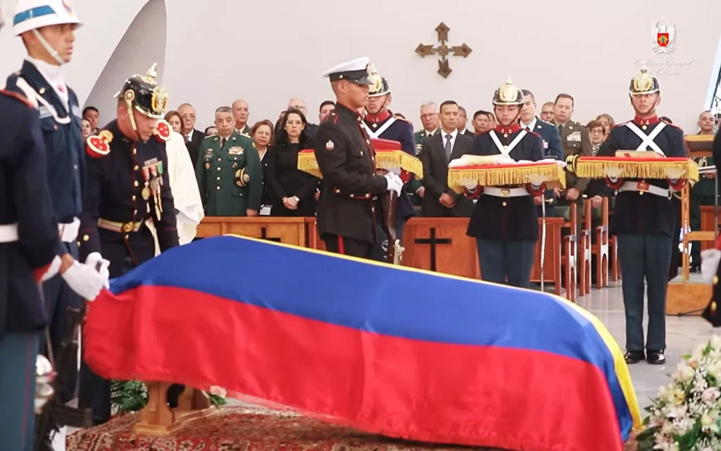 VIDEO: El último adiós de la Iglesia Católica y las fuerzas armadas al obispo castrense de Colombia