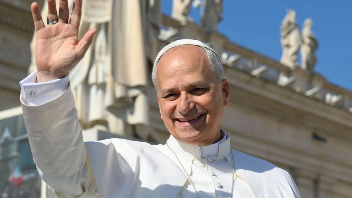 El Papa León XIV es acogido entre aplausos por cientos de personas en Castel Gandolfo