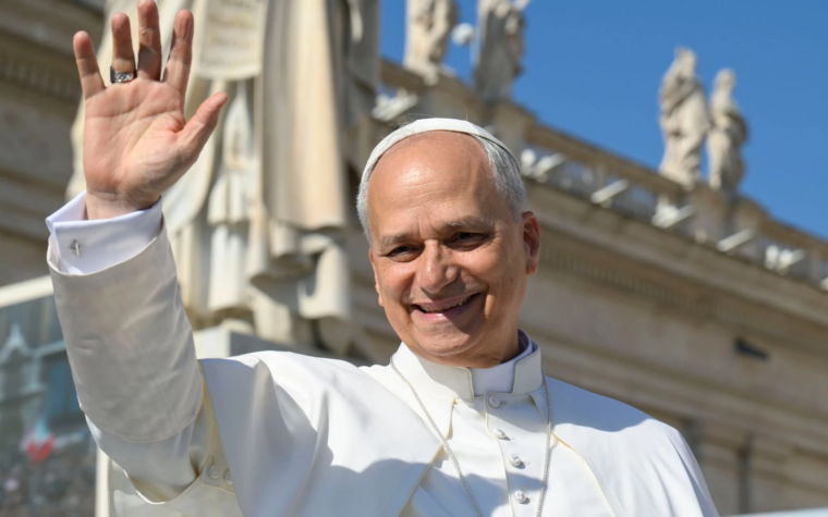 El Papa León XIV es acogido entre aplausos por cientos de personas en Castel Gandolfo