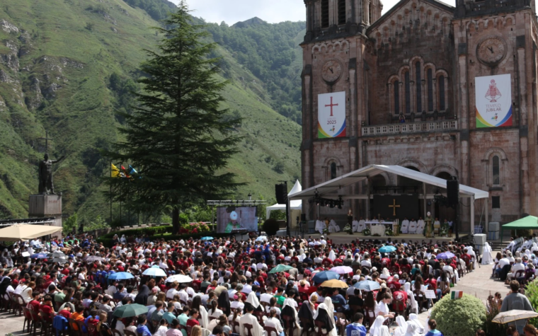 Miles de jóvenes abrazan su anhelo de santidad desde Covadonga durante la JEMJ