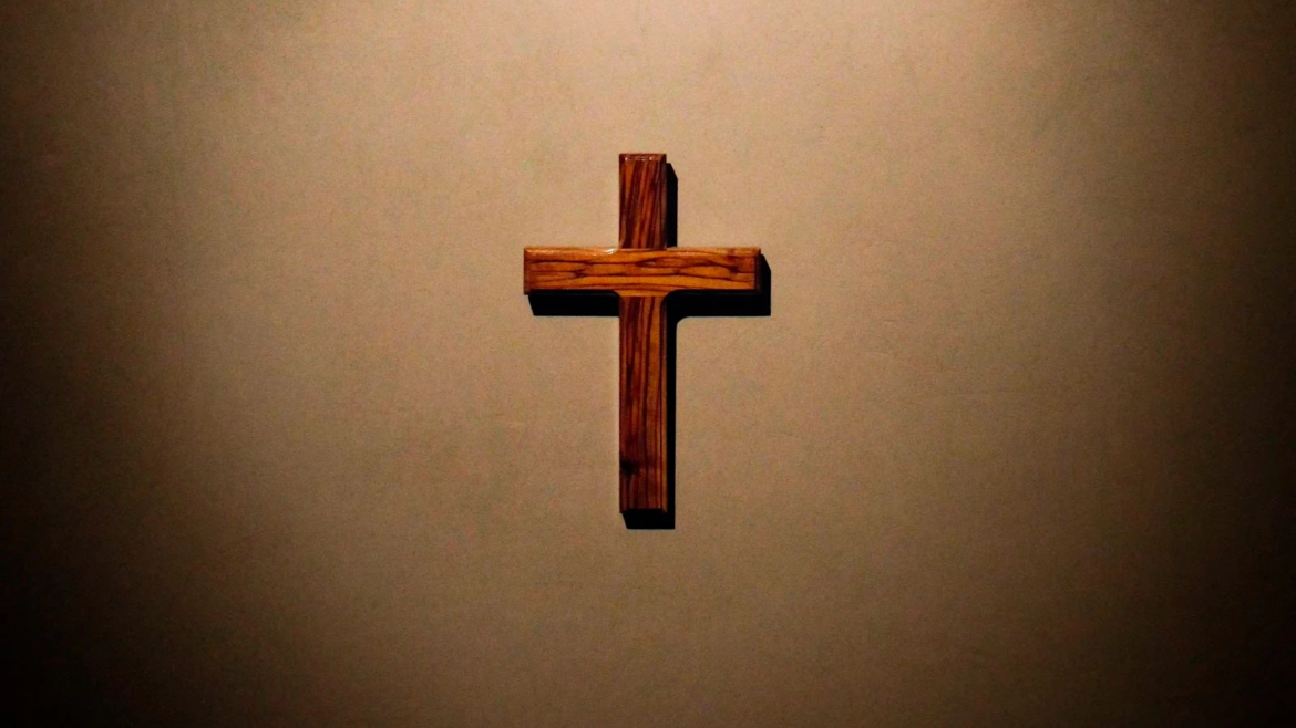 Denuncian a grupo animalista que simuló la Piedad reemplazando a Cristo por un toro