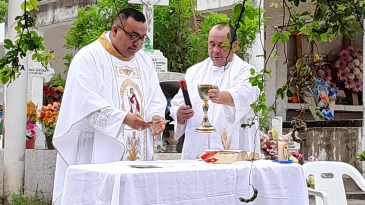 Sacerdote recién ordenado celebra su primera Misa junto a la tumba de su madre en México
