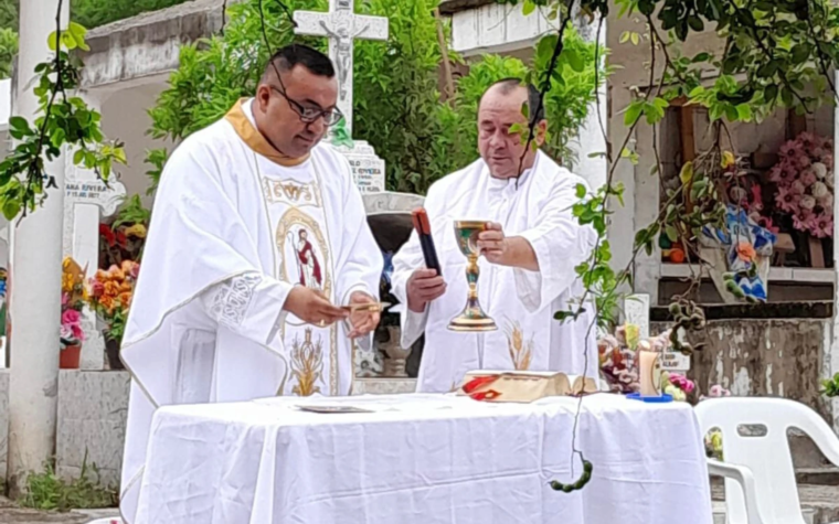 Sacerdote recién ordenado celebra su primera Misa junto a la tumba de su madre en México