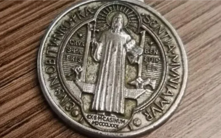 Este es el significado de la medalla de San Benito