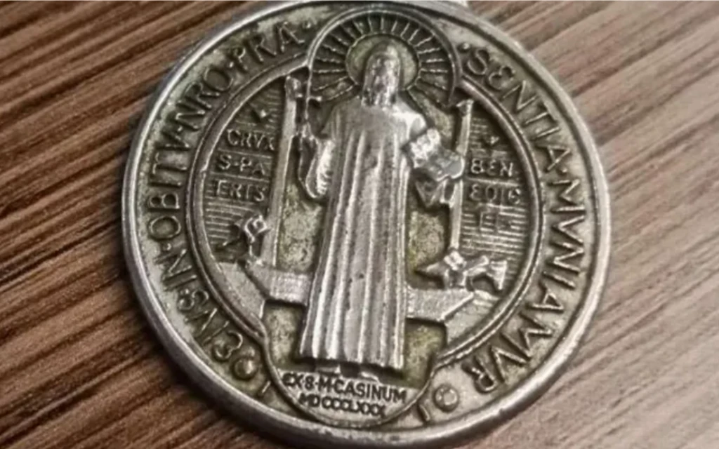 Este es el significado de la medalla de San Benito
