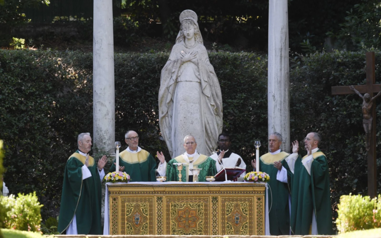 El Papa León XIV celebra una Misa por la Creación con oraciones en latín en los jardines de Castel Gandolfo